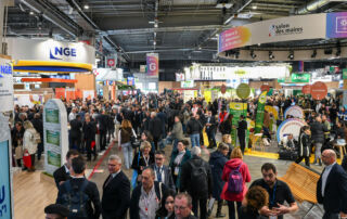 Les allées du Salon des Maires et des Collectivités Locales 2025, foule d'élus et de visiteurs
